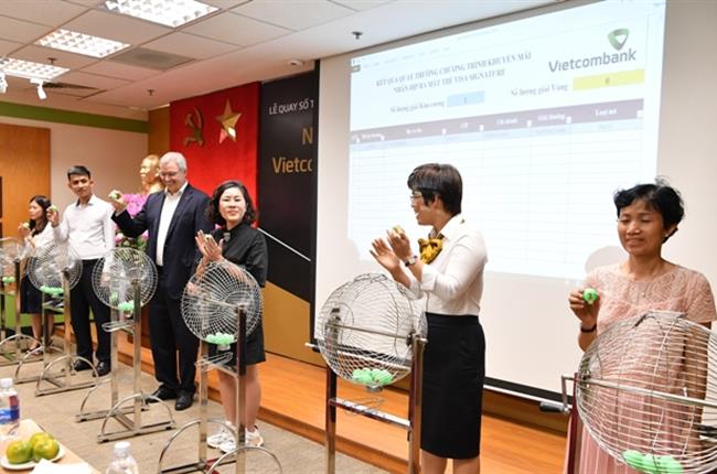 Lễ quay thưởng Chương trình khuyến mại nhân dịp ra mắt thẻ Vietcombank Visa Signature 