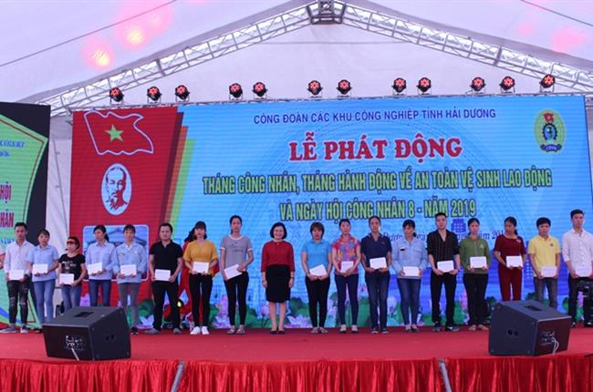 Công đoàn cơ sở Vietcombank Hải Dương tặng 20 suất quà cho Công đoàn KCN Hải dương