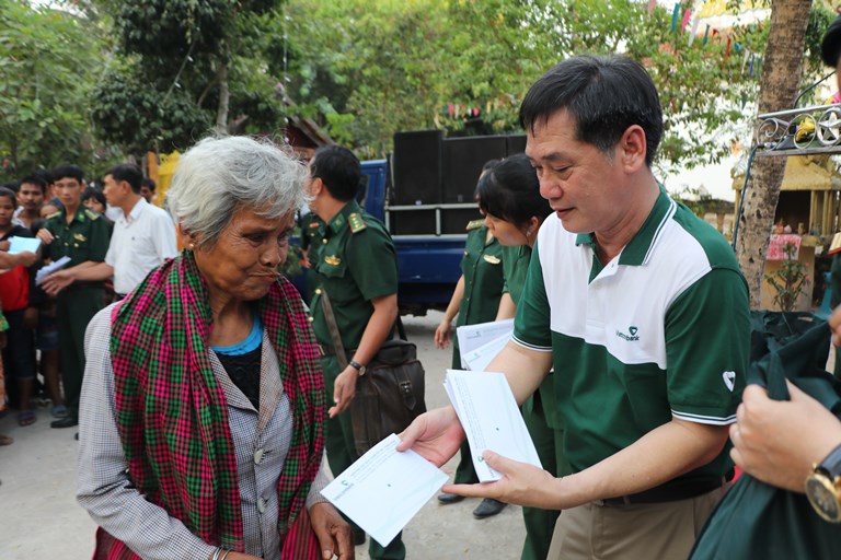 Vietcombank Tây Ninh tặng 180 phần quà cho đồng bào Khơ Me nơi biên giới