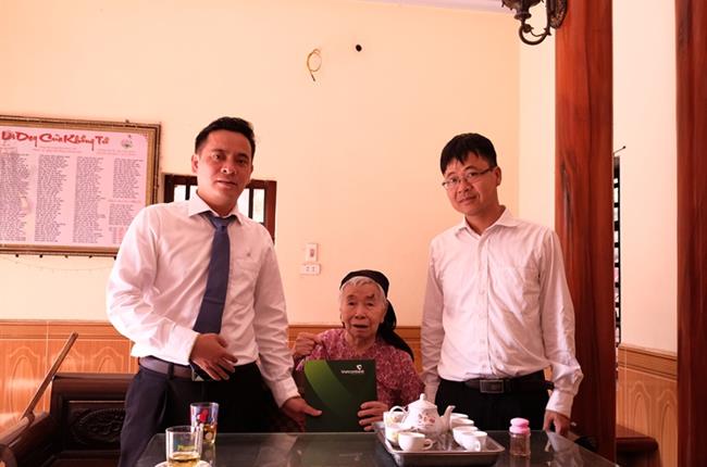Vietcombank Vĩnh Phúc thăm hỏi và tặng quà mẹ Việt Nam Anh hùng 