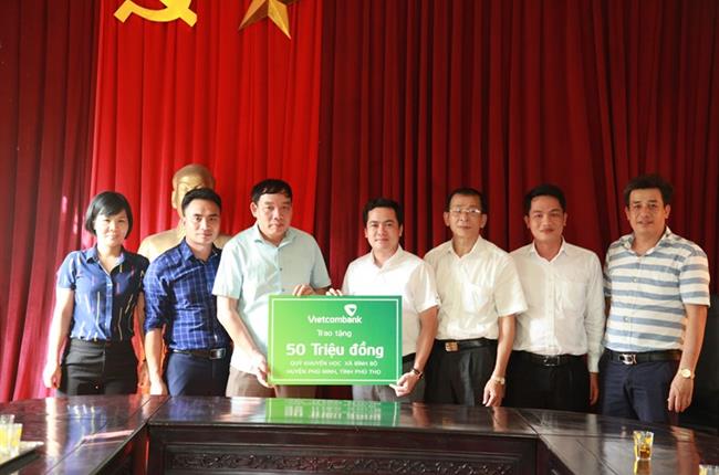 Vietcombank Phú Thọ tặng  50 triệu đồng cho Quỹ khuyến học xã Bình Bộ và hỗ trợ xây Nhà tình nghĩa tại huyện Phù Ninh, tỉnh Phú Thọ
