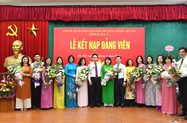 Đảng bộ Trụ sở chính Vietcombank tổ chức Lễ kết nạp đảng viên mới tại Khu di tích Phủ Chủ tịch