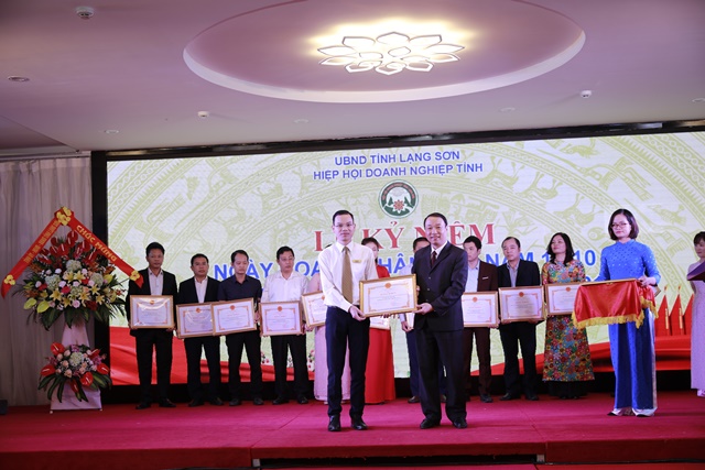 Vietcombank Lạng Sơn vinh dự nhận Bằng khen của UBND tỉnh